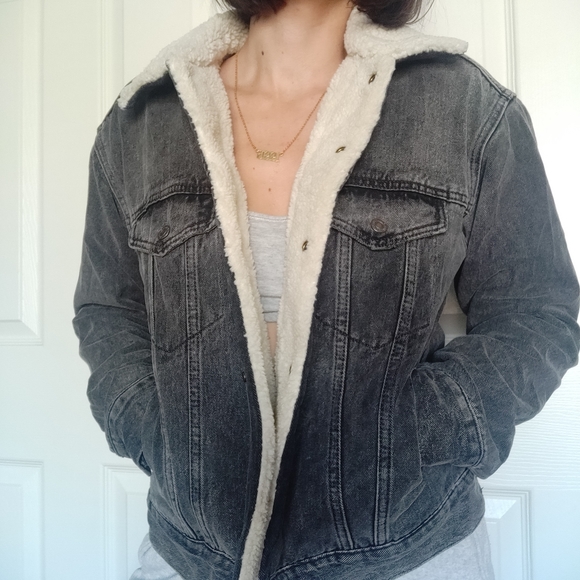 Levi's Jackets & Blazers - VINTAGE LEVIS SHERPA DENIM JACKET